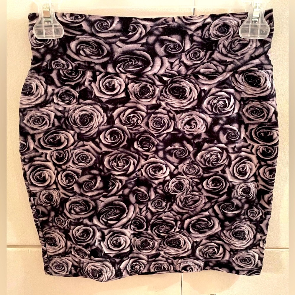 Floral Cotton Black and Pale Pinkish Mauve Mini Skirt. Size S